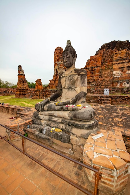 Uma bela vista do templo Wat Mahathat localizado em Ayutthaya Tailândia