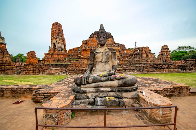 Uma bela vista do templo Wat Mahathat localizado em Ayutthaya Tailândia