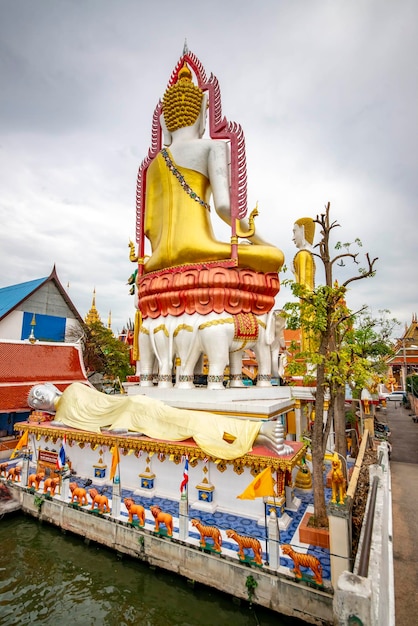 Uma bela vista do templo Wat Paknam localizado em Bangkok Tailândia