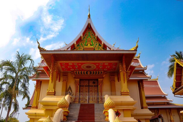 Uma bela vista do templo Wat Pha That Luang localizado em Vientiane Laos