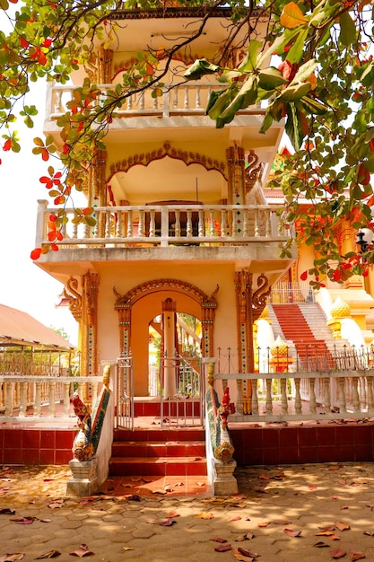 Uma bela vista do templo Wat Pha That Luang localizado em Vientiane Laos