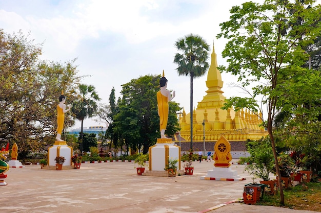 Uma bela vista do templo Wat Pha That Luang localizado em Vientiane Laos