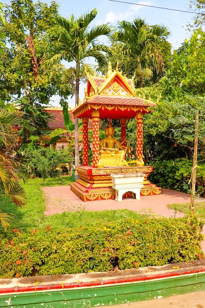 Uma bela vista do templo wat pha that luang localizado em vientiane laos