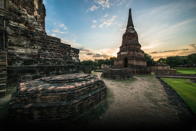 Uma bela vista do templo Wat Ratchaburana localizado em Ayutthaya Tailândia