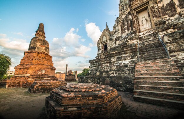 Uma bela vista do templo Wat Ratchaburana localizado em Ayutthaya Tailândia