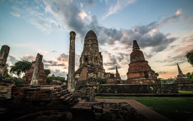 Uma bela vista do templo Wat Ratchaburana localizado em Ayutthaya Tailândia