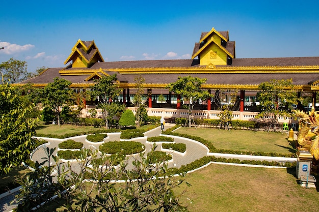 Uma bela vista do templo Wat Saeng Kaeo localizado em Chiang Rai Tailândia