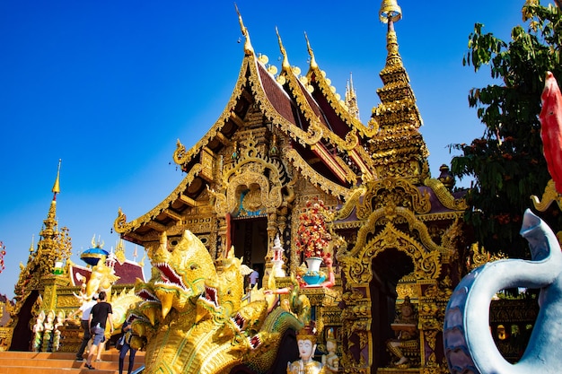 Uma bela vista do templo Wat Saeng Kaeo localizado em Chiang Rai Tailândia