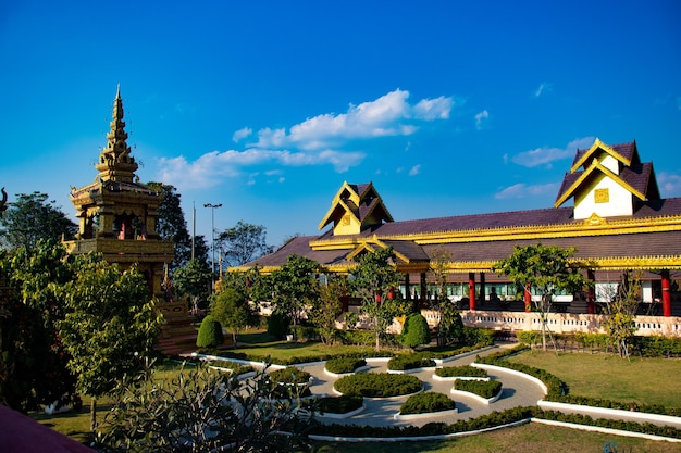 Uma bela vista do templo Wat Saeng Kaeo localizado em Chiang Rai Tailândia