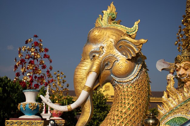 Uma bela vista do templo Wat Saeng Kaeo localizado em Chiang Rai Tailândia