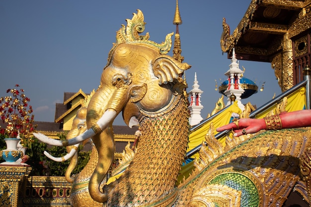 Uma bela vista do templo Wat Saeng Kaeo localizado em Chiang Rai Tailândia