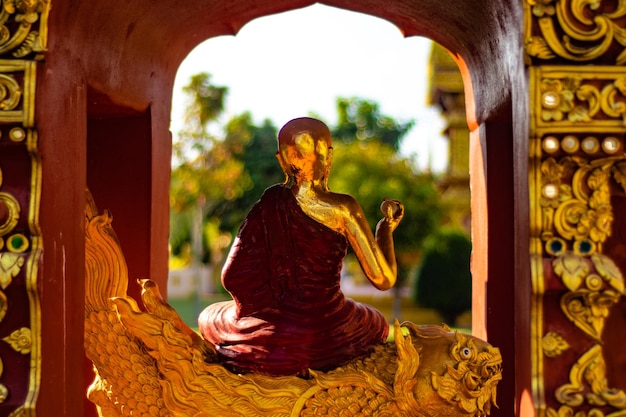 Uma bela vista do templo Wat Saeng Kaeo localizado em Chiang Rai Tailândia