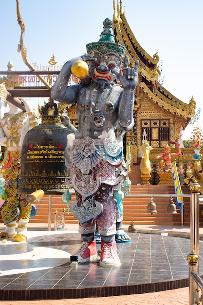 Uma bela vista do templo Wat Saeng Kaeo localizado em Chiang Rai Tailândia