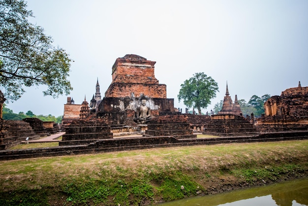 Uma bela vista dos templos em Sukhothai Tailândia