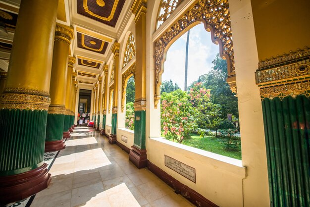 Uma bela vista dos templos Shwedagon Padoga localizados em Yangon Myanmar