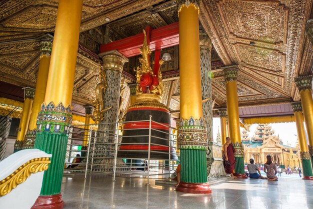 Uma bela vista dos templos Shwedagon Padoga localizados em Yangon Myanmar