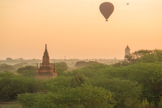 Uma bela vista panorâmica da cidade de bagan em mianmar
