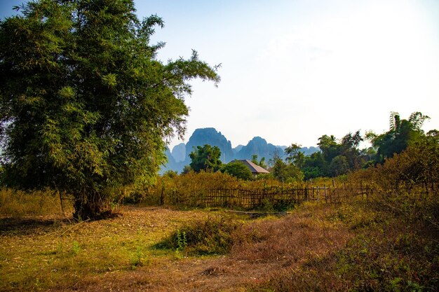 Uma bela vista panorâmica da cidade de Vang Vieng localizada no Laos