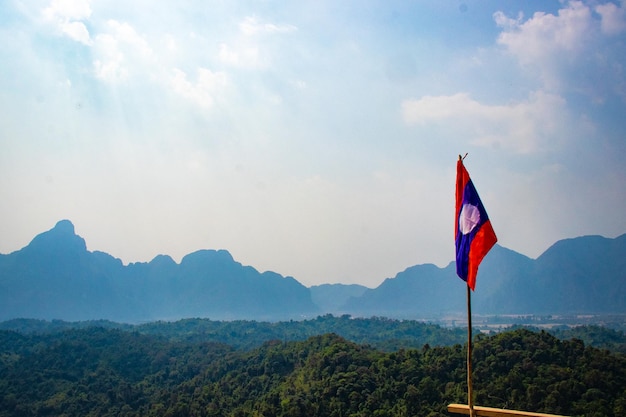 Uma bela vista panorâmica da cidade de Vang Vieng localizada no Laos