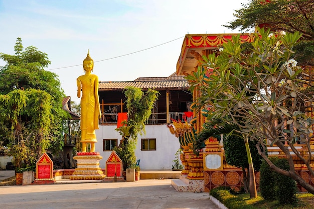 Uma bela vista panorâmica da cidade de vientiane do templo budista no laos