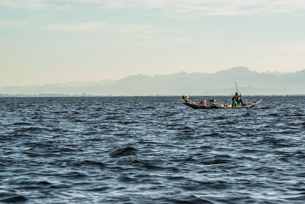 Uma bela vista panorâmica do Lago Inle em Mianmar