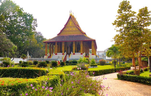 Uma bela vista panorâmica do templo Wat Phra Kaew localizado em Vientiane Laos