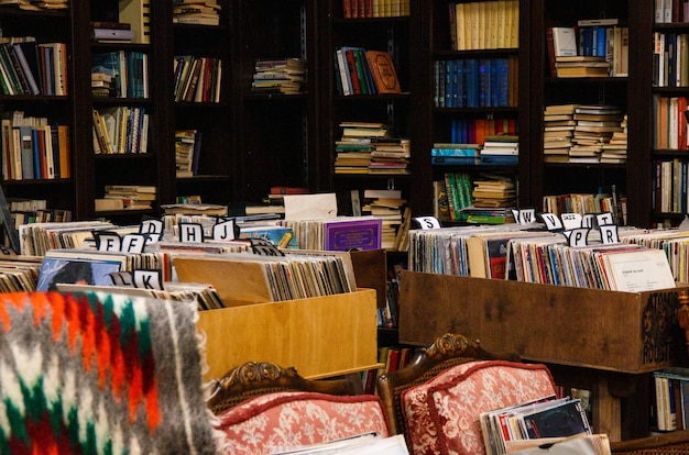 Foto uma biblioteca com livros nas prateleiras e uma placa que diz “o nome do livro”.