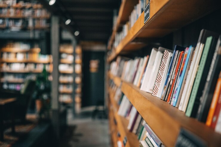 Foto uma biblioteca silenciosa abraça fileiras de livros alinhadas com prateleiras de madeira