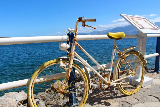 Foto uma bicicleta amarela em creta, grécia