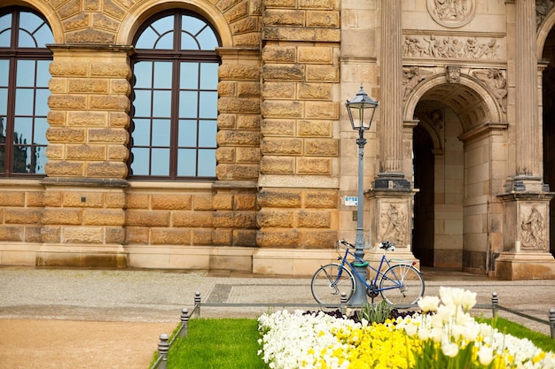 Uma bicicleta clássica estacionada em um poste em uma rua em dresden