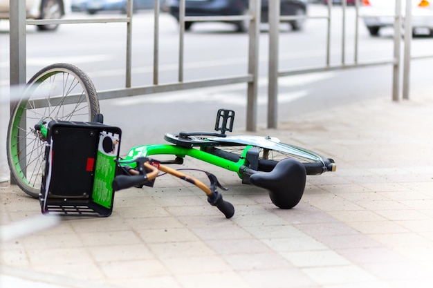 Uma bicicleta de rua é abandonada perto de uma pista da cidade