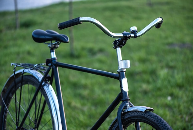 Uma bicicleta está parada na grama