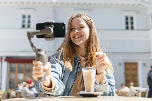 Uma blogueira feminina desfruta de uma videochamada na Internet