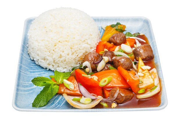 uma bola de arroz branco com carne, em um prato, cozinha vietnamita, comida caseira, em um b branco isolado