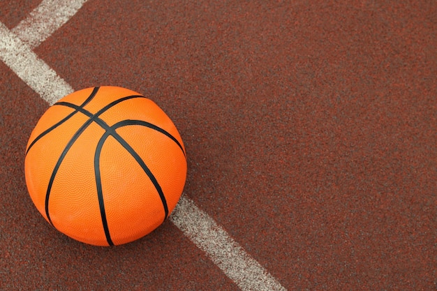 Uma bola de basquetebol sobre um fundo castanho