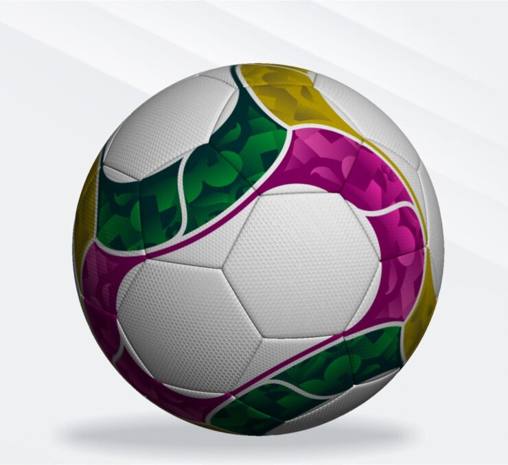 Foto uma bola de futebol com um desenho de folha verde