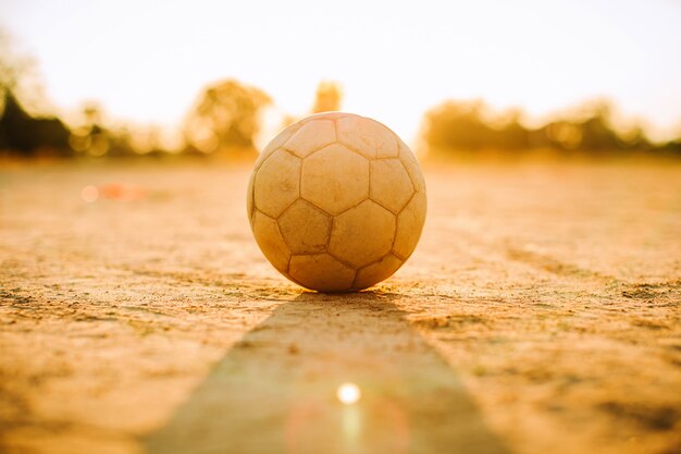 Uma bola de futebol de rua sob a luz do sol