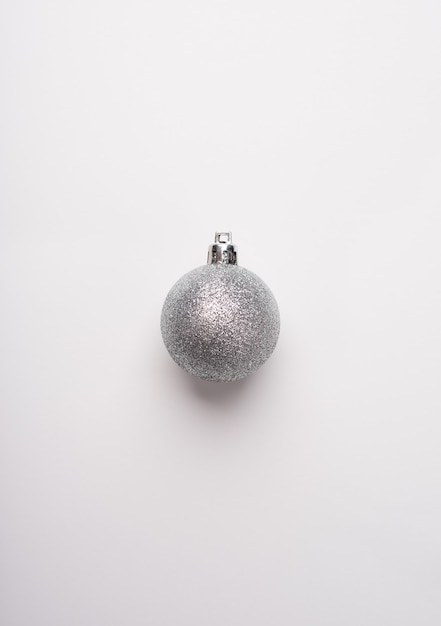 Uma bola de Natal em fundo branco