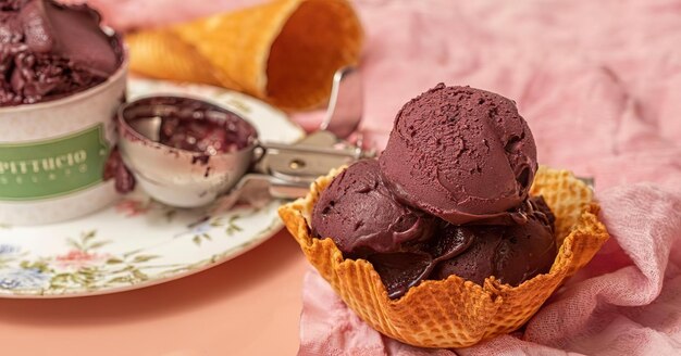 Uma bola de sorvete de chocolate com uma colher ao lado