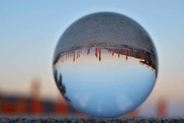 Uma bola de vidro com o sol se pondo atrás dela