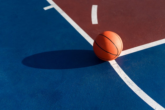 Foto uma bola laranja na quadra de basquete