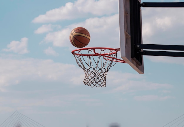 Uma bola voa em um basketgoal2 pontos no basquete