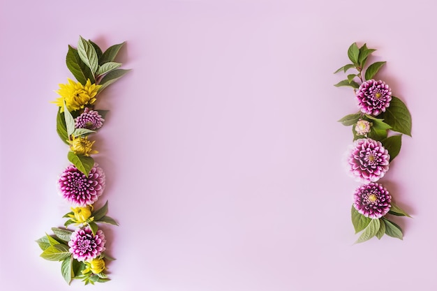 Uma borda floral de dálias amarelas e roxas em um fundo de pilão vista superior uma cópia do cartaz de cartão postal espacial o conceito de outono