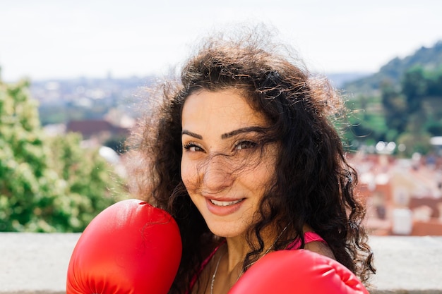 Uma boxeadora treinando ao ar livre - cidade e natureza em um fundo