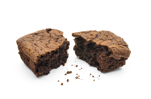 Uma brownie do chocolate tem a fatia isolada no fundo do whtie.