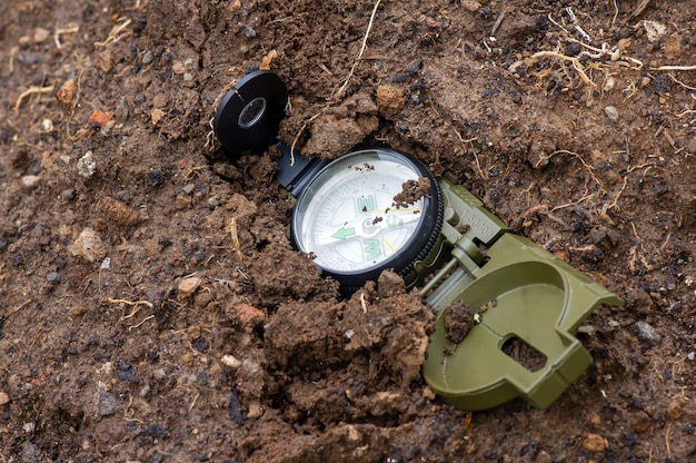 Uma bússola magnética do exército verde no solo