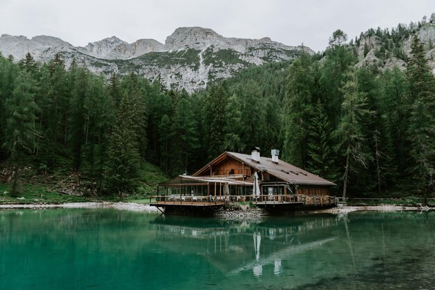 Uma cabana à beira do lago.