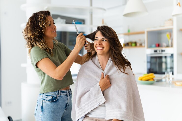 Foto uma cabeleireira alegre em uma visita domiciliar trabalhando em um novo penteado