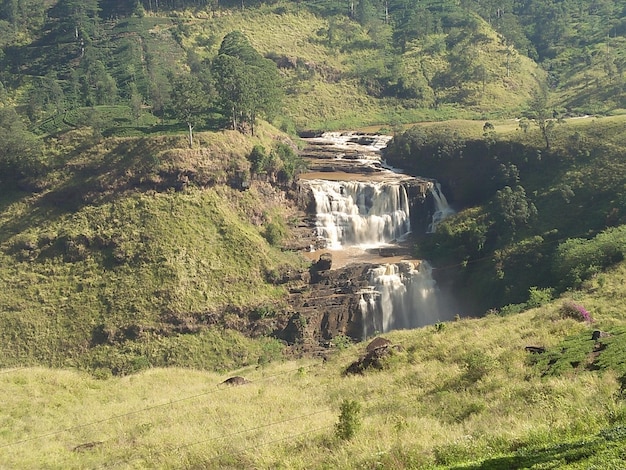 Foto uma cachoeira com uma cachoeeira no meio dela