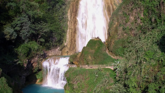 Uma cachoeira é vista à distância.